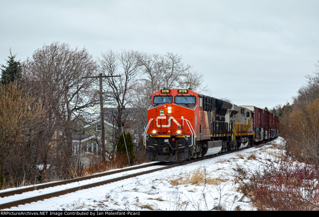 CN 3196 leads 403 at Rue De La Gare